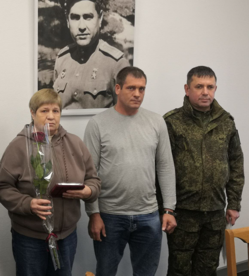 В Камышине ордена передали родным погибших капитана, рядовых и ефрейтора, медаль -  близким гвардии рядового 