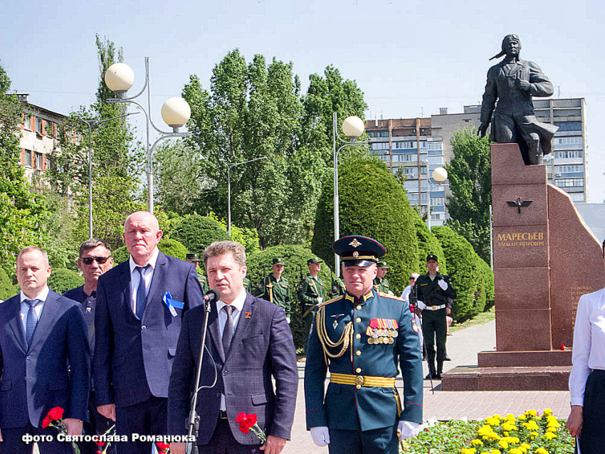Интересно, а кто стоял на параде в день рождения Маресьева рядом с первыми руководителями Камышина? - камышанин