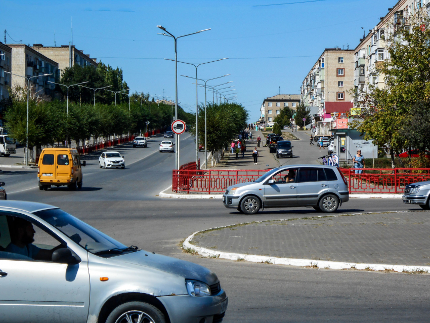 Власти Камышина ищут семью доброй девочке -подростку