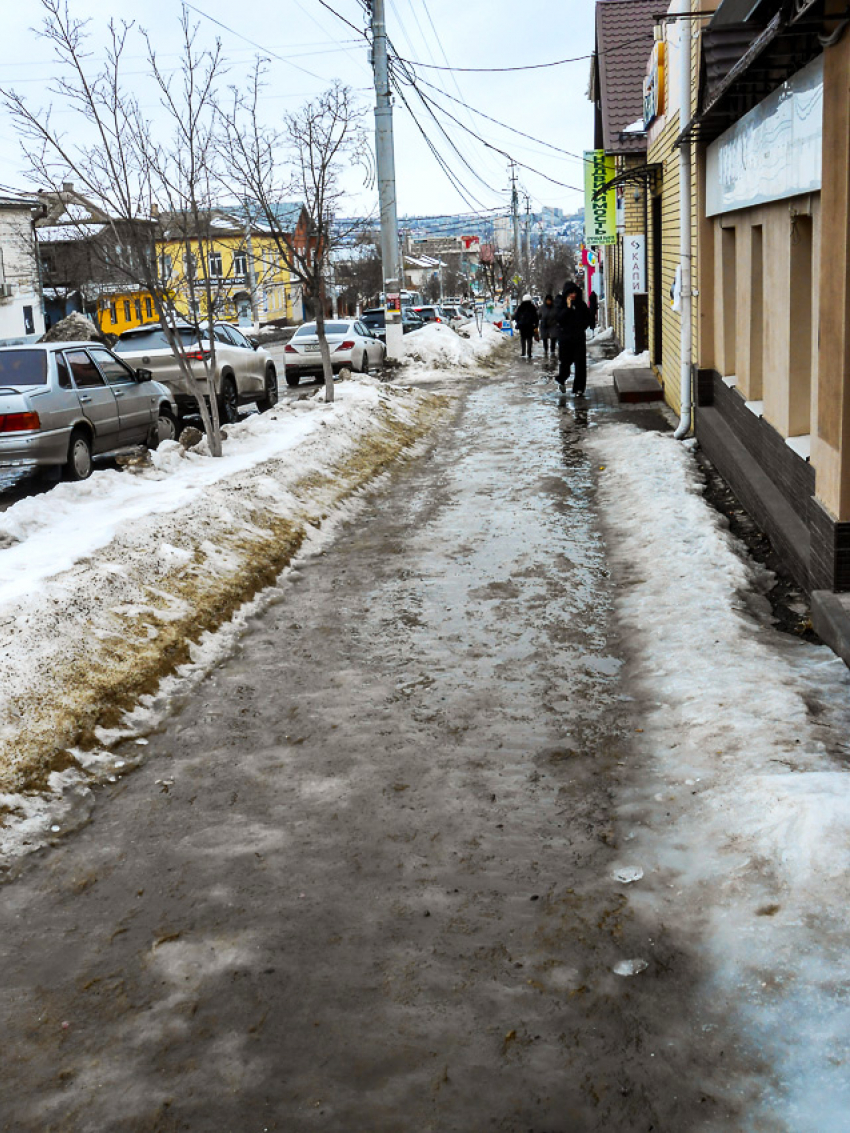 Ручьи по льду: на тротуарах по улице Пролетарской в Камышине передвигаться невозможно