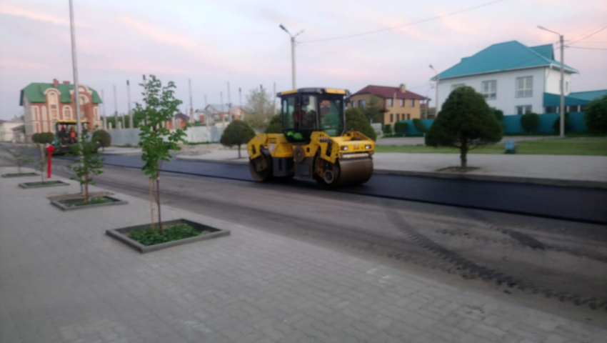 На многострадальной улице Октябрьской в Камышине пошли «в наступление» асфальтоукладчики