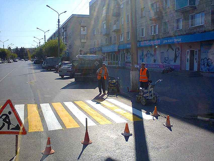 В Камышине взялись за осеннее перекрашивание пешеходных переходов