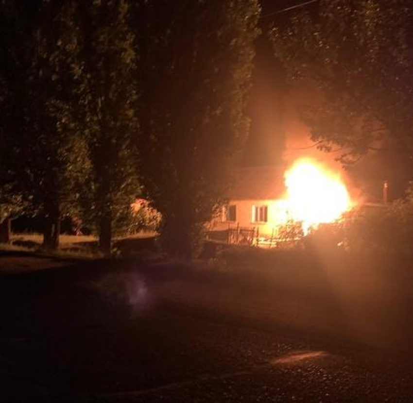 Камышане выложили в соцсетях снимки с пожара в жилом доме в городе Петров Вал Камышинского района