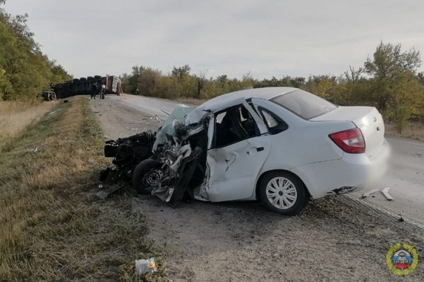 В Камышинском районе зерновоз на трассе смял две легковушки: водители скончались