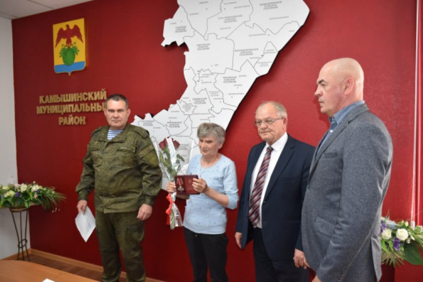В администрации Камышинского района торжественно передали маме погибшего героя СВО Романа Кондратюка орден сына