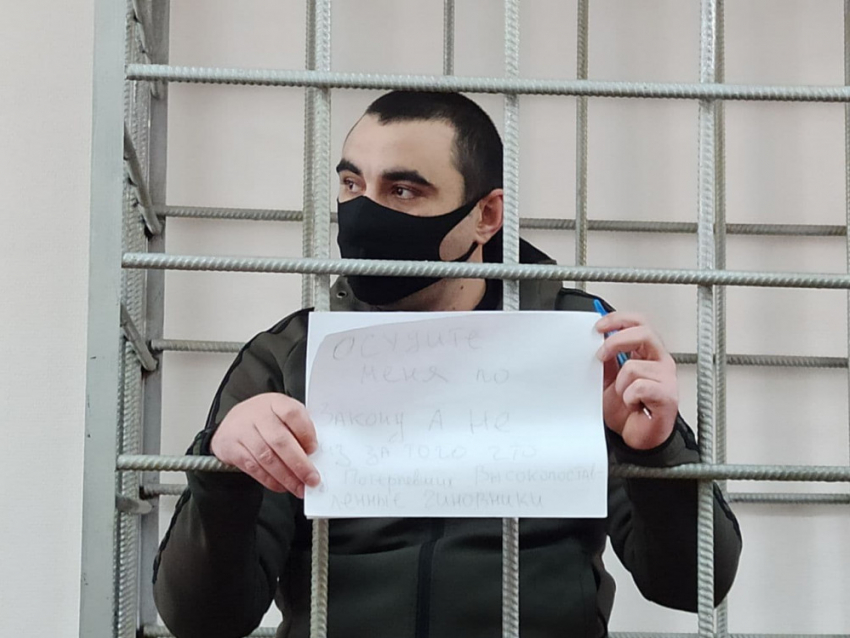 Продлен арест убийце из-за конфликта в родительском чате в Волгограде (ВИДЕО)
