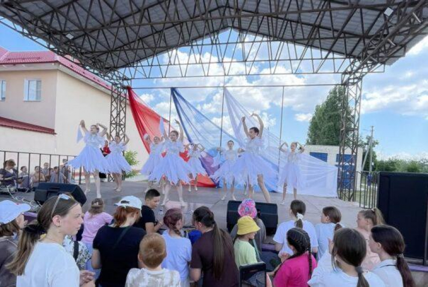 Праздник под открытым небом объединил артистов и зрителей в Камышинском районе