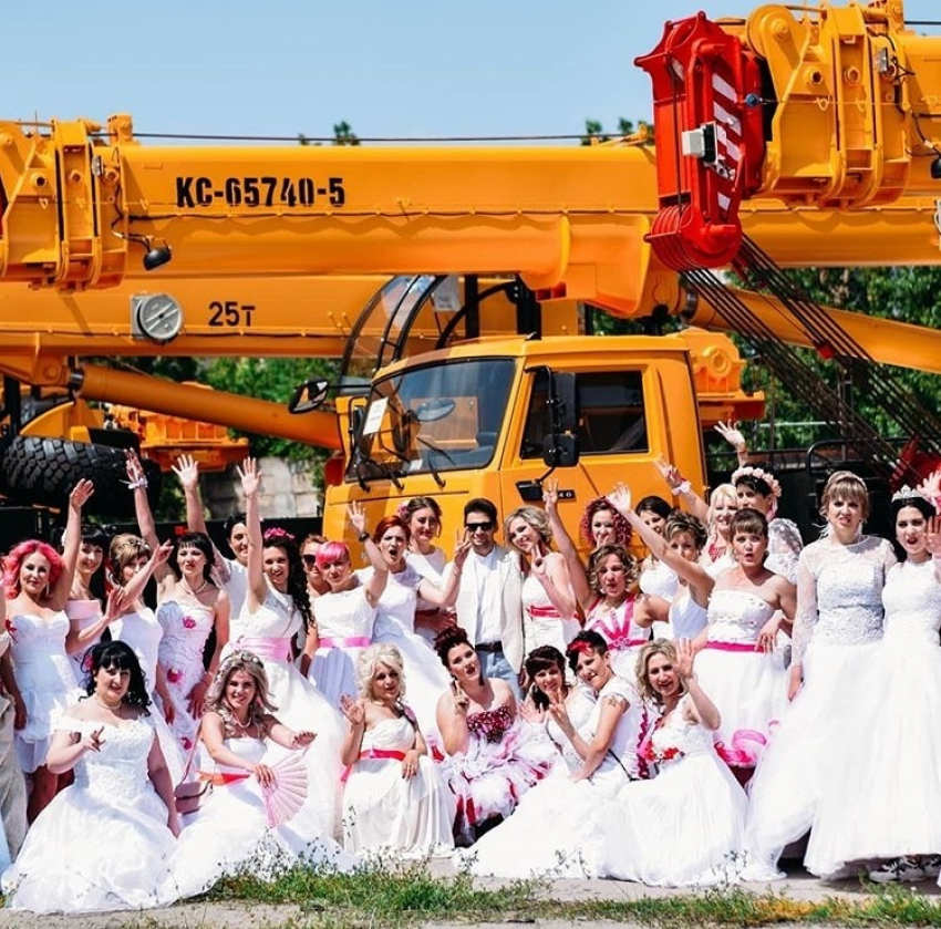 Генеральный директор Камышинского кранового завода  Алексей Вакарь  неожиданно попал в плен местных «сбежавших невест"