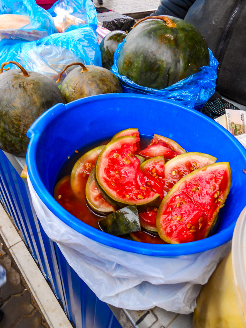 В Камышине продавцы центрального рынка неожиданно решили сделать скидку на соленые арбузы