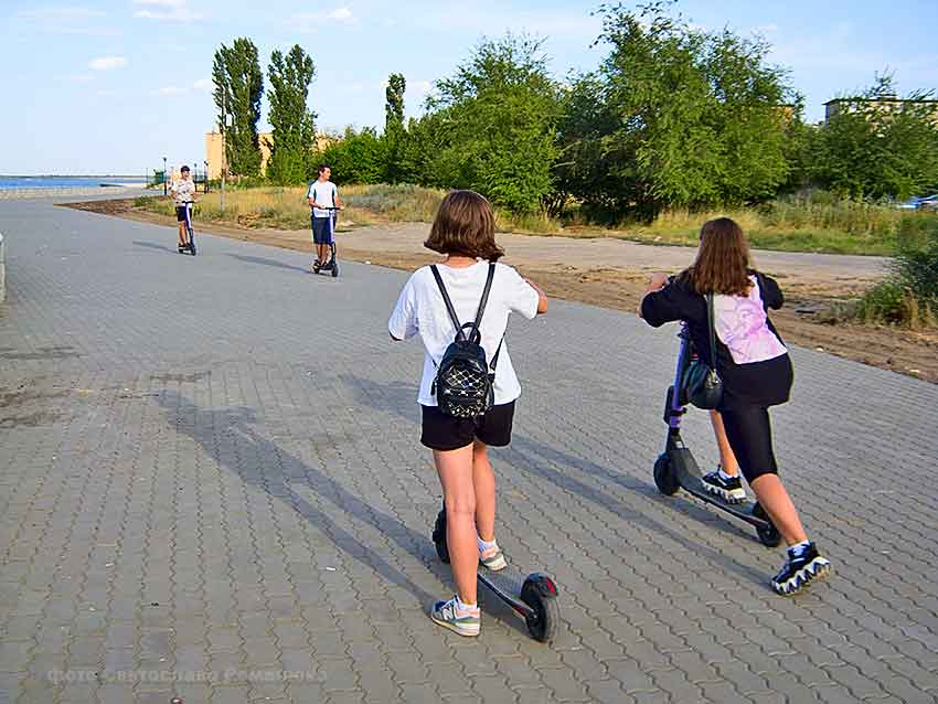 В Камышине у ДК «Текстильщик» иномарка сбила «гонщика» на самокате