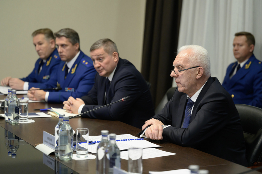 Наказать недобросовестных чиновников в Волгоградской области призвал генпрокурор РФ Александр Гуцан 