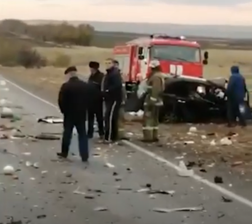 На видео попали страшные последствия аварии с двумя погибшими в Волгоградской области (ВИДЕО)