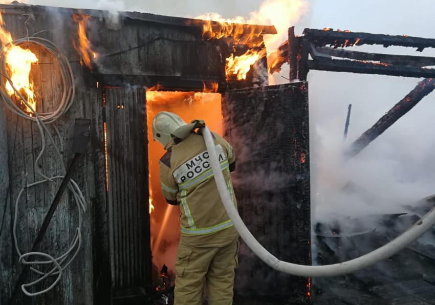 В Камышине на улице Шевченко сгорела баня
