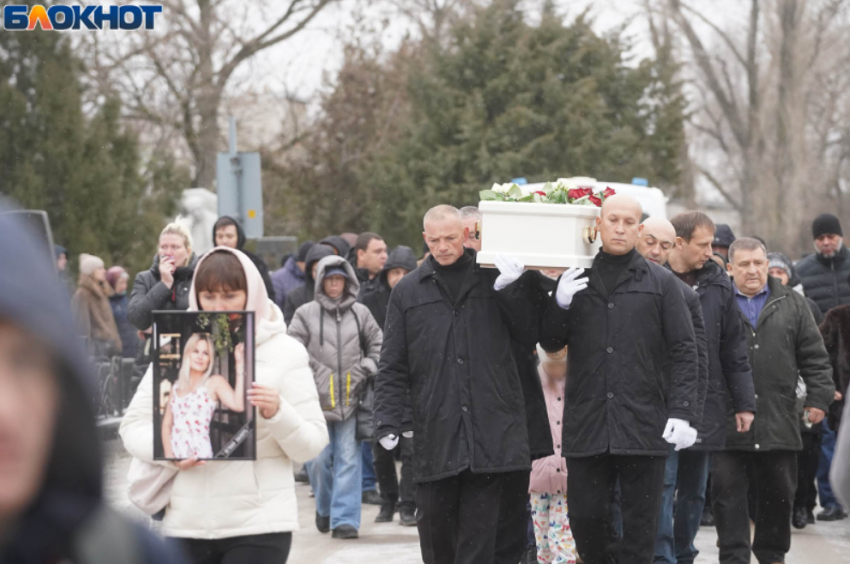 «Спи спокойно, наша красавица»: раздавленную BMW многодетную маму, за судьбой которой следили по ТВ и камышане, похоронили в белом гробу в Волгограде