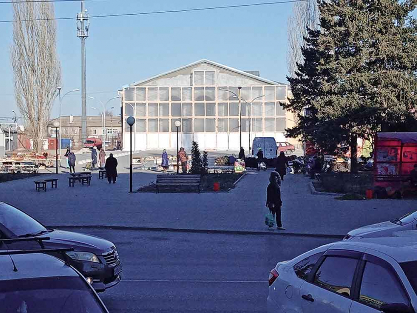 В Камышине здание бывшего кинотеатра «Победа» накрыли «саркофагом» от снега