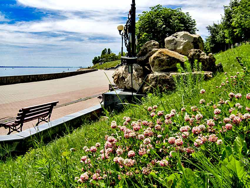 В Камышине с памятника морякам и речникам на набережной куда-то исчезли цветы, принесенные горожанами в день ВМФ