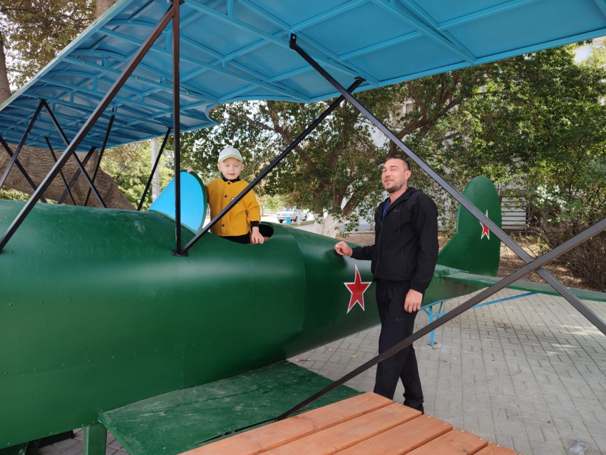 Не успели в Камышине установить еще один «арт-самолет", как горожане тут же превратили его в фотозону