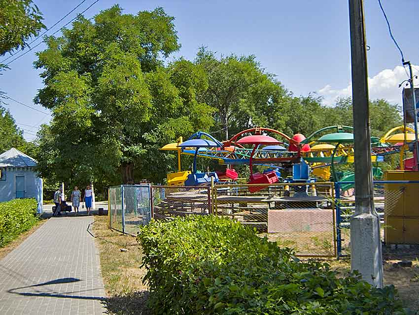 В Камышине в городском парке решили «разогнать» клещей, закрыв его на день для отдыхающих