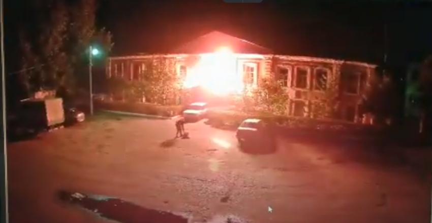 В Урюпинске Волгоградской области подожгли здание военкомата (ВИДЕО)