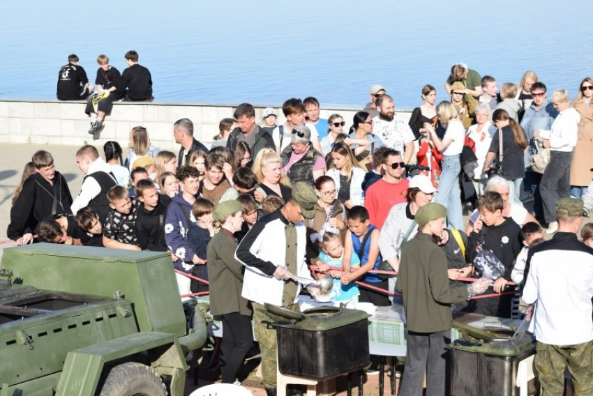 В Камышине во время городских гуляний 9 Мая солдатская каша пошла на «ура"