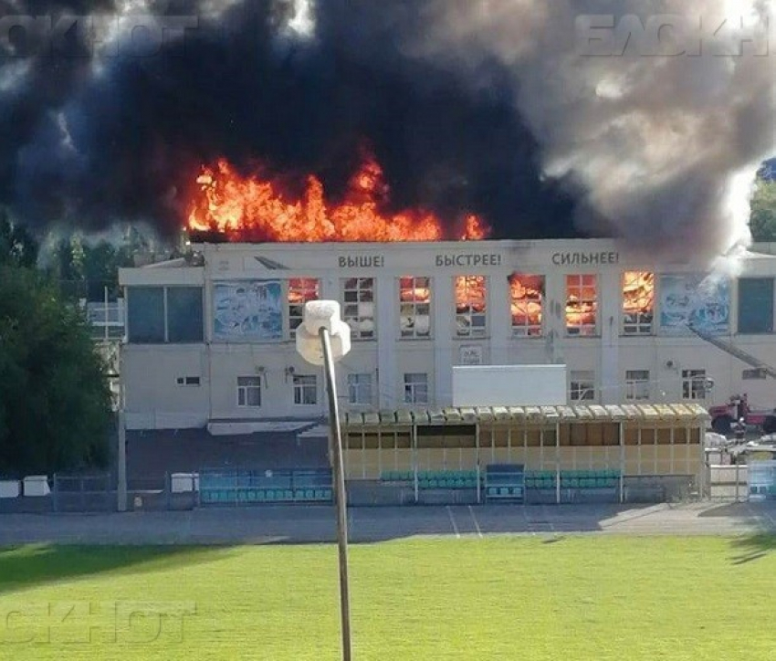 В Волжском произошел крупный пожар на легендарном стадионе