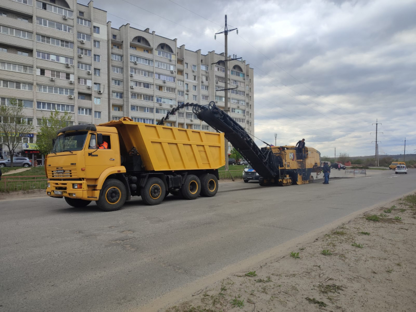 В Камышине выдвинулась супертехника на ремонт дорог перед майскими праздниками