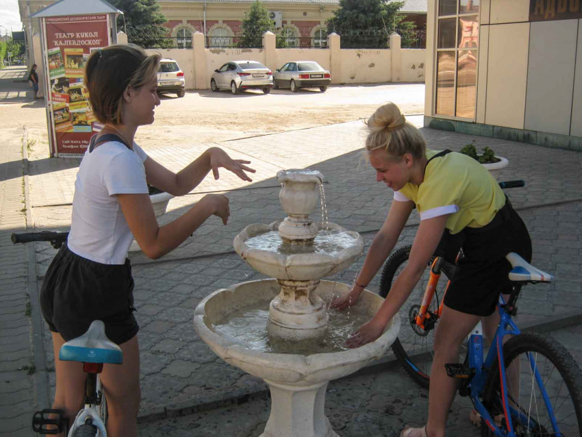 В Камышине прохожие весь день в жару «осушают» единственный питьевой фонтанчик в городе