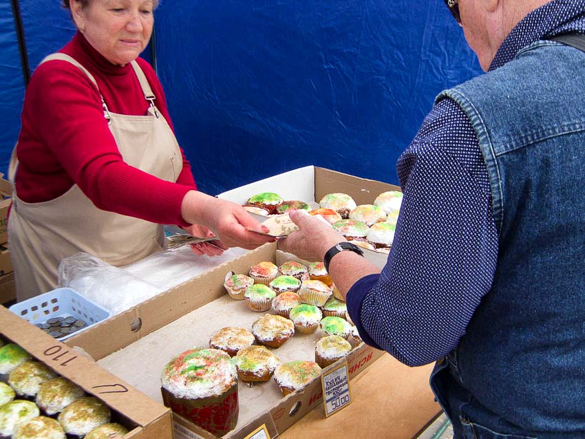 В Камышине перед Пасхой  открылись продажи местных куличей и привозной клубники