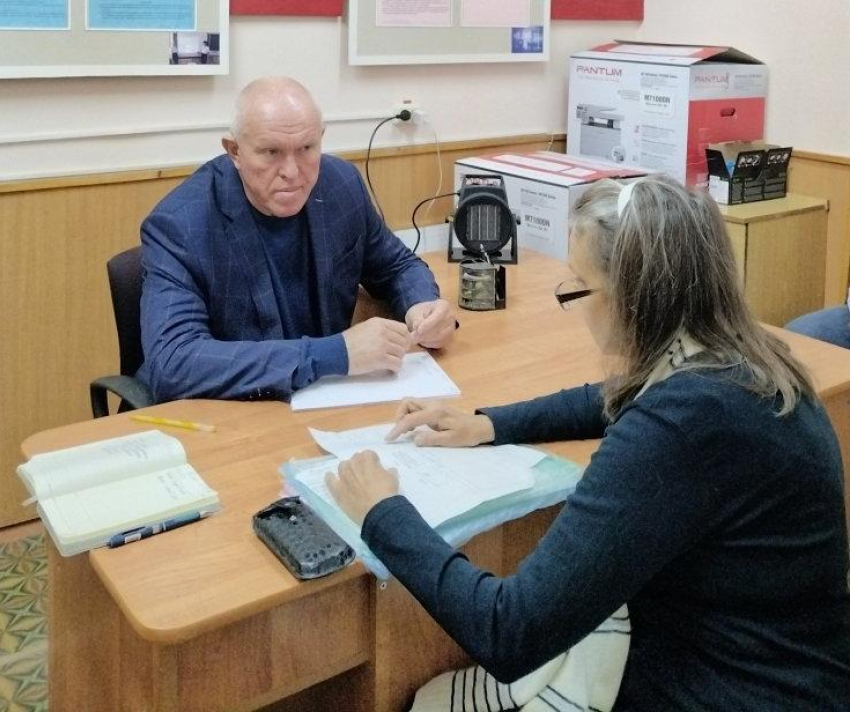 В Камышине спикер гордумы Владимир Пономарев провел прием избирателей, конкретики по встрече нет