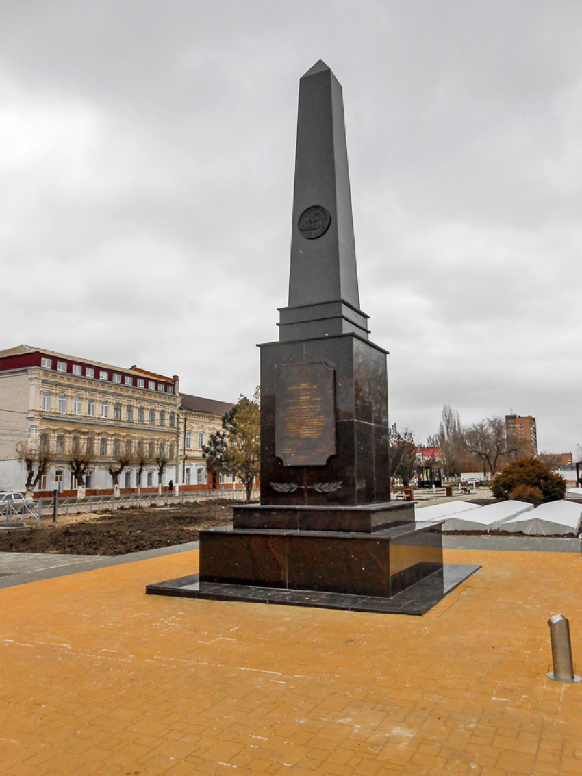 На площади Павших борцов в Камышине поднялась стела «Рубеж Сталинградской доблести"