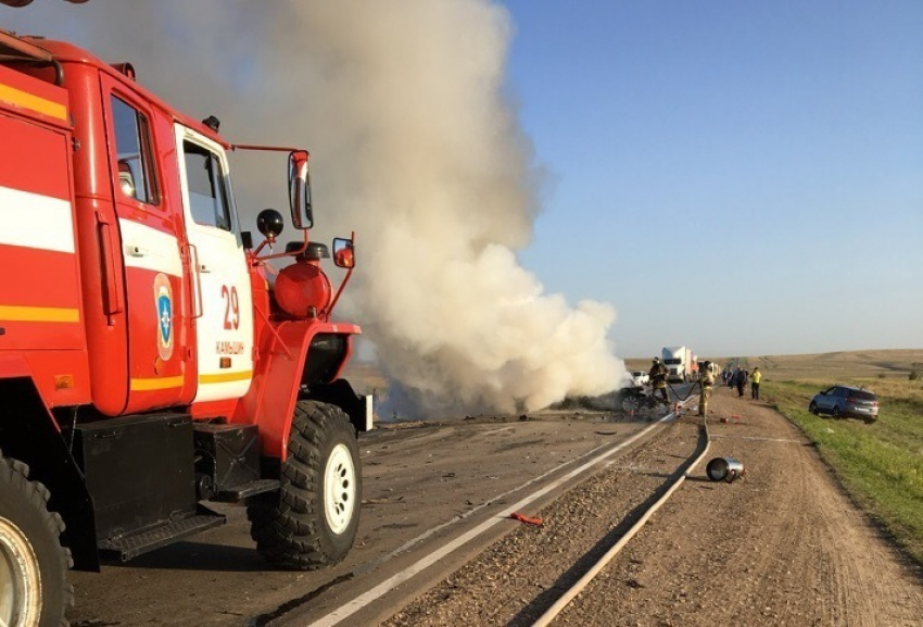Под Камышином, где сегодня разбились три машины, проехать можно пока только по одной полосе