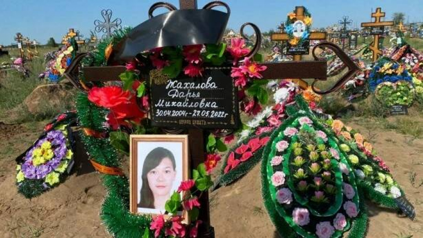 В Суровикино похоронили зверски убитую 18-летнюю отличницу
