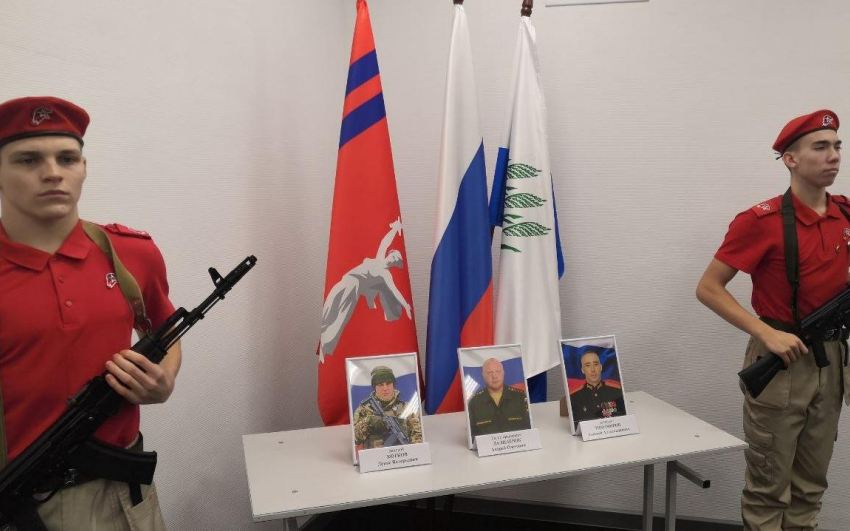 В Камышине родным передали ордена погибших бойцов СВО - лейтенанта, старшего прапорщика, рядового