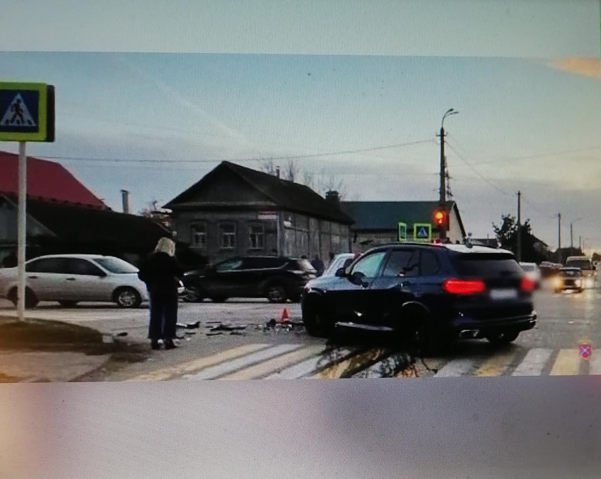 В Камышине водителя после столкновения машин на улице Базарова увезли на «скорой» (ВИДЕО)