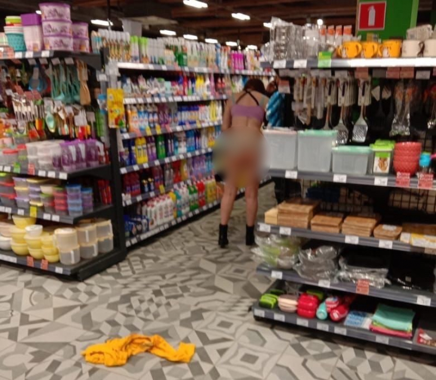В канун Дня святого Валентина в волгоградский супермаркет  забрела голая покупательница (ВИДЕО)