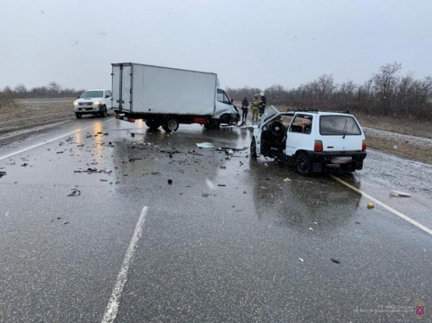 75-летний водитель на мокрой федеральной дороге врезался в «Газель» и вместе со своей пассажиркой отправился в больницу