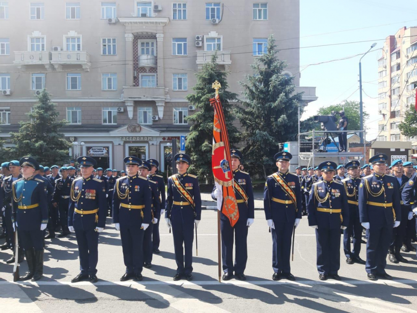 Командир Камышинского десантного соединения гвардии полковник Андрей Кондрашкин сегодня возглавил парадный расчет в Ростове-на-Дону