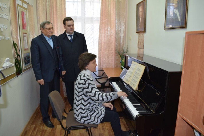 В Камышине председатель областного комитета по культуре Владимир Попков проверил, насколько хорошо «устроилось»  новое фортепьяно за полмиллиона