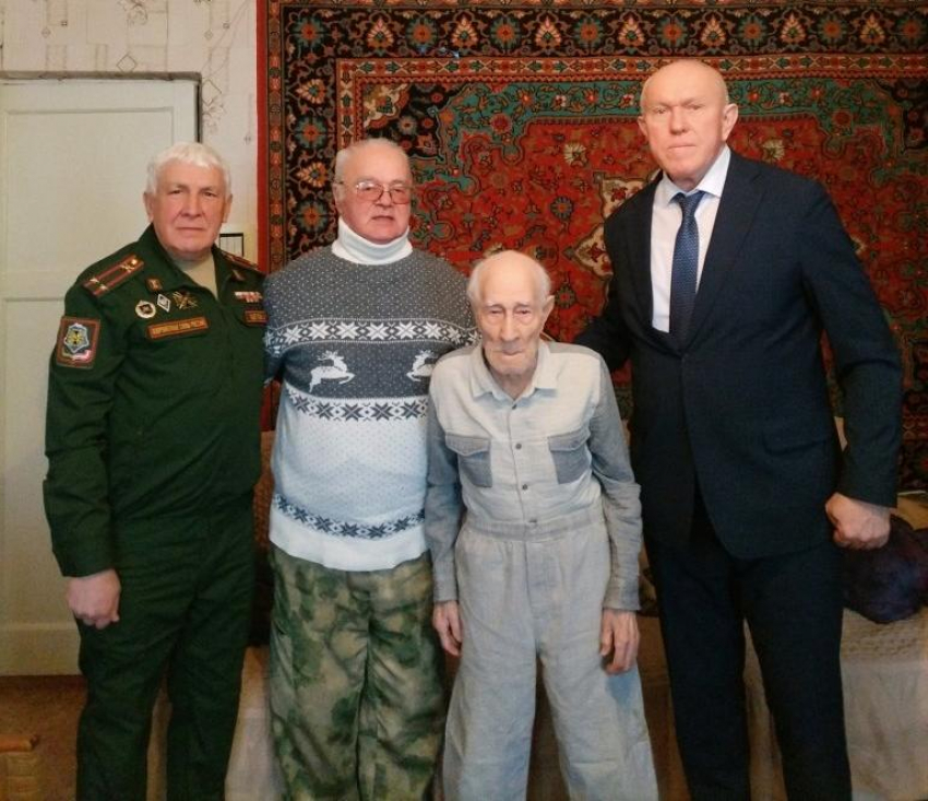 Спикер Камышинской городской думы Владимир Пономарев приехал к 102-летнему ветерану- «сталинградцу» Павлу Андрееву: поздравлять и фотографироваться