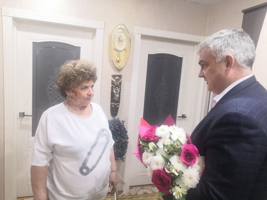 Вице-мэр Камышина Валерий Колесников приехал к маме Героя Россия камышина Александра Колгатина - Валентине Колгатиной с большим букетом