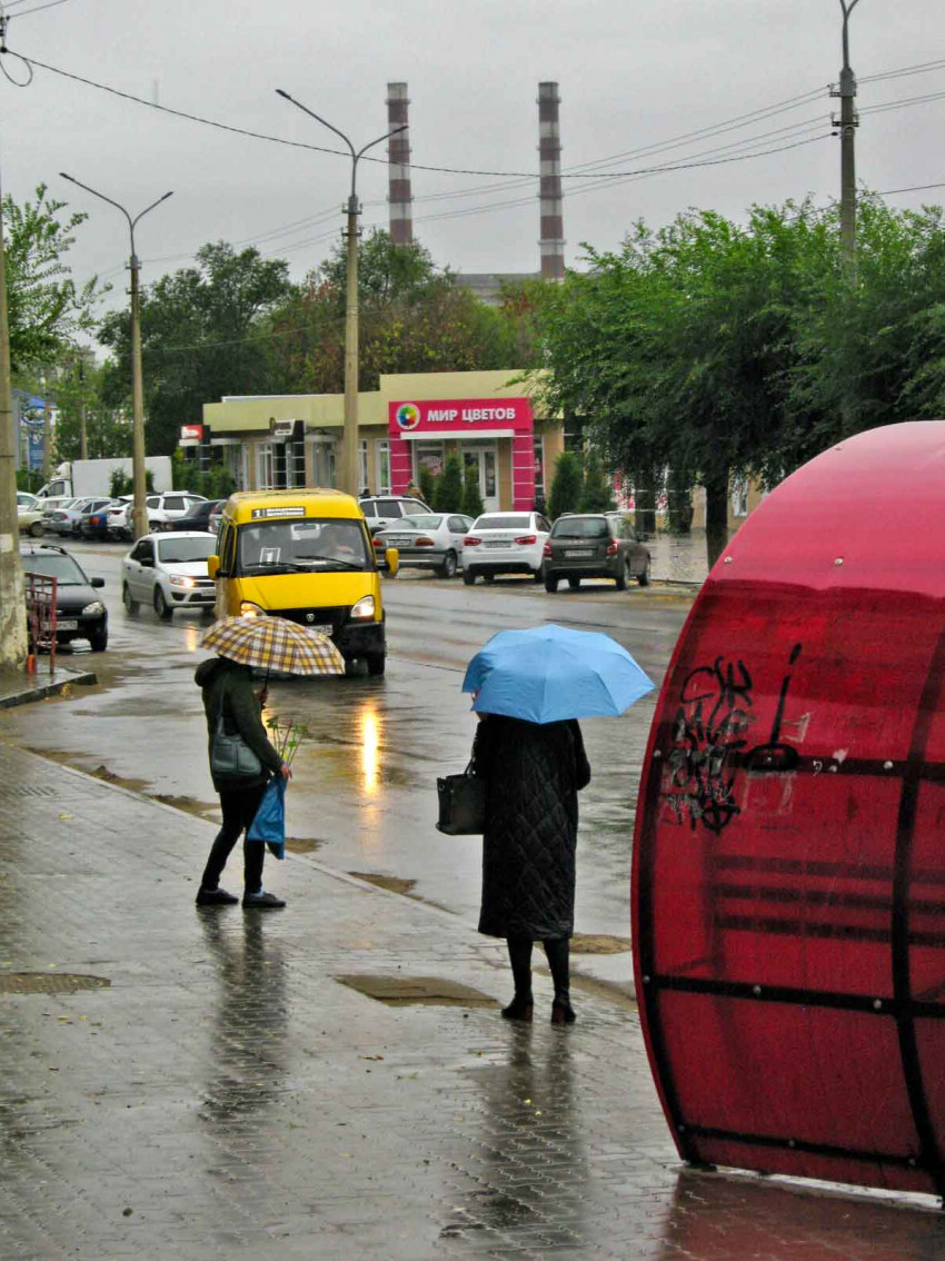 Камышане возмущаются, что в дождь маршрутки в городе стали ходить гораздо хуже, люди мокнут по полчаса
