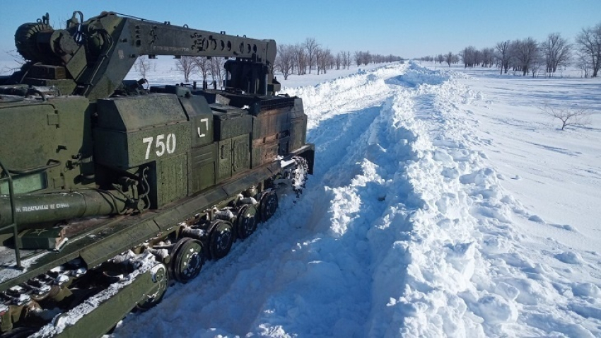 В Волгоградской области военные помогают расчищать снег в отдаленных селах машинами на базе танков
