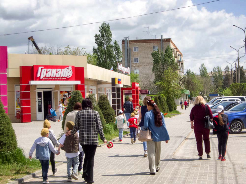Жителям Волгоградской области пообещали, что по 100 тысяч рублей зарплаты они будут получать через двенадцать лет