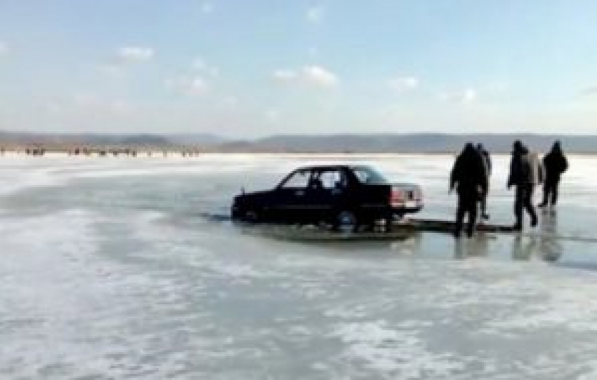 Службы МЧС запрещают выезжать на автомобилях на лед, а в соцсетях идут дискуссии, где проехать по Волге на машине лучше