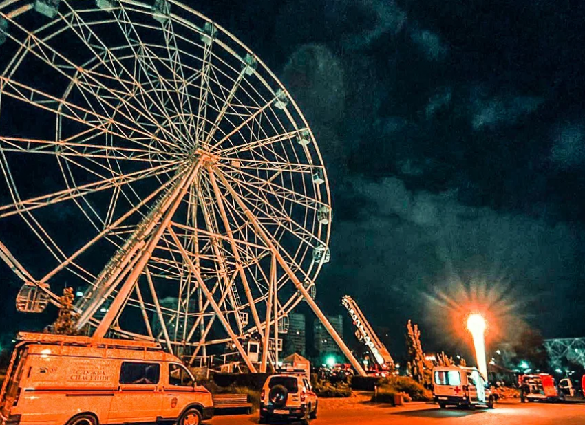 Ночью в Волгограде снимали детей и взрослых  с остановившегося колеса обозрения (ВИДЕО)