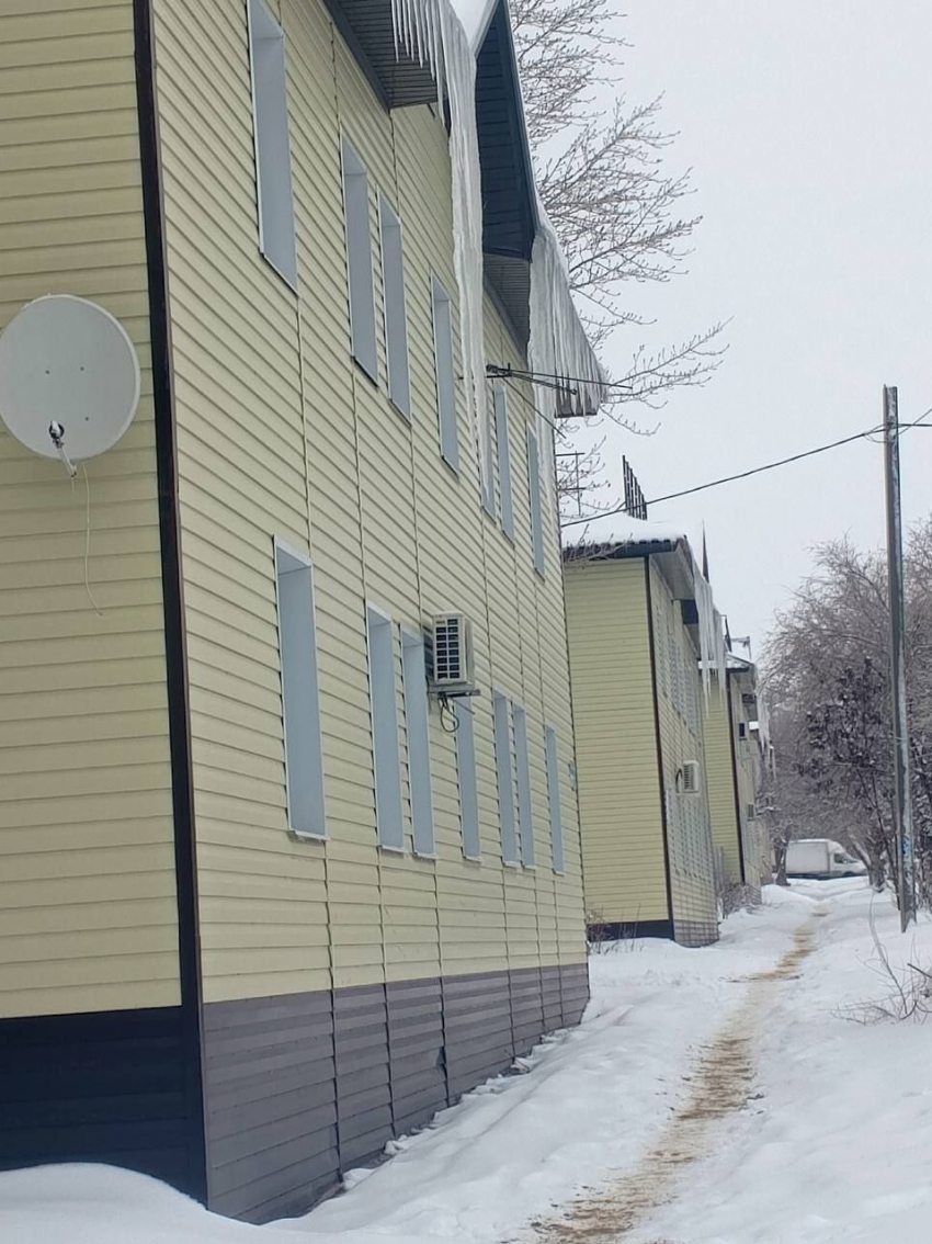 Камышан напрягают огромные сосульки на улице Текстильной