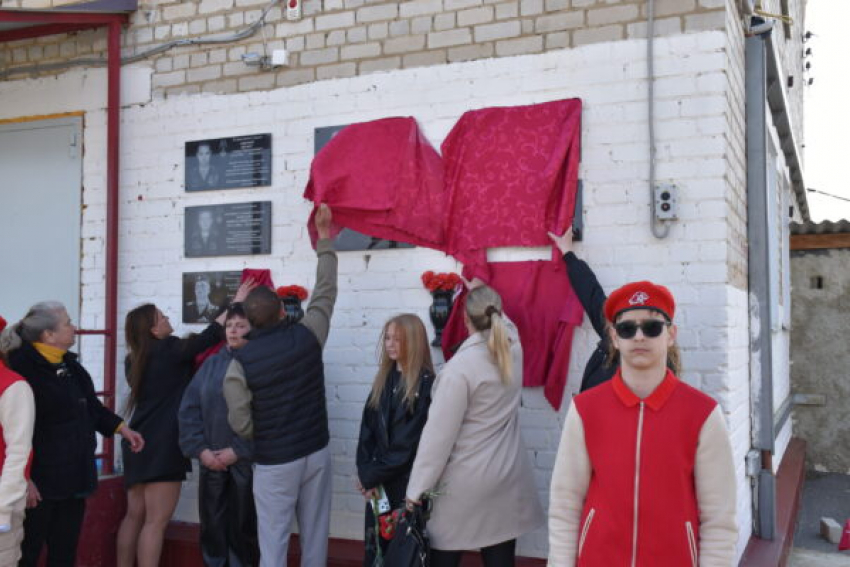 В глубинке Камышинского района открыли сразу четыре мемориальные доски в память о выпускниках школы - героях СВО