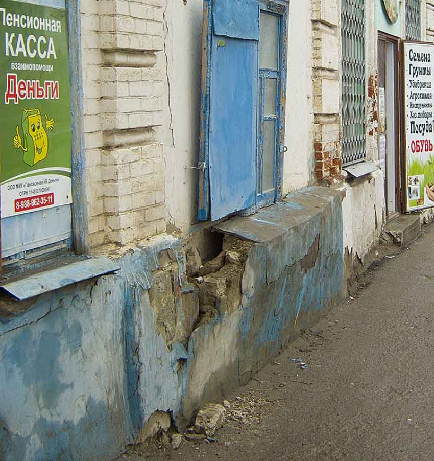 "Под носом» у камышинских чиновников в самом центре города обнаруживаются уродливые «развалины"