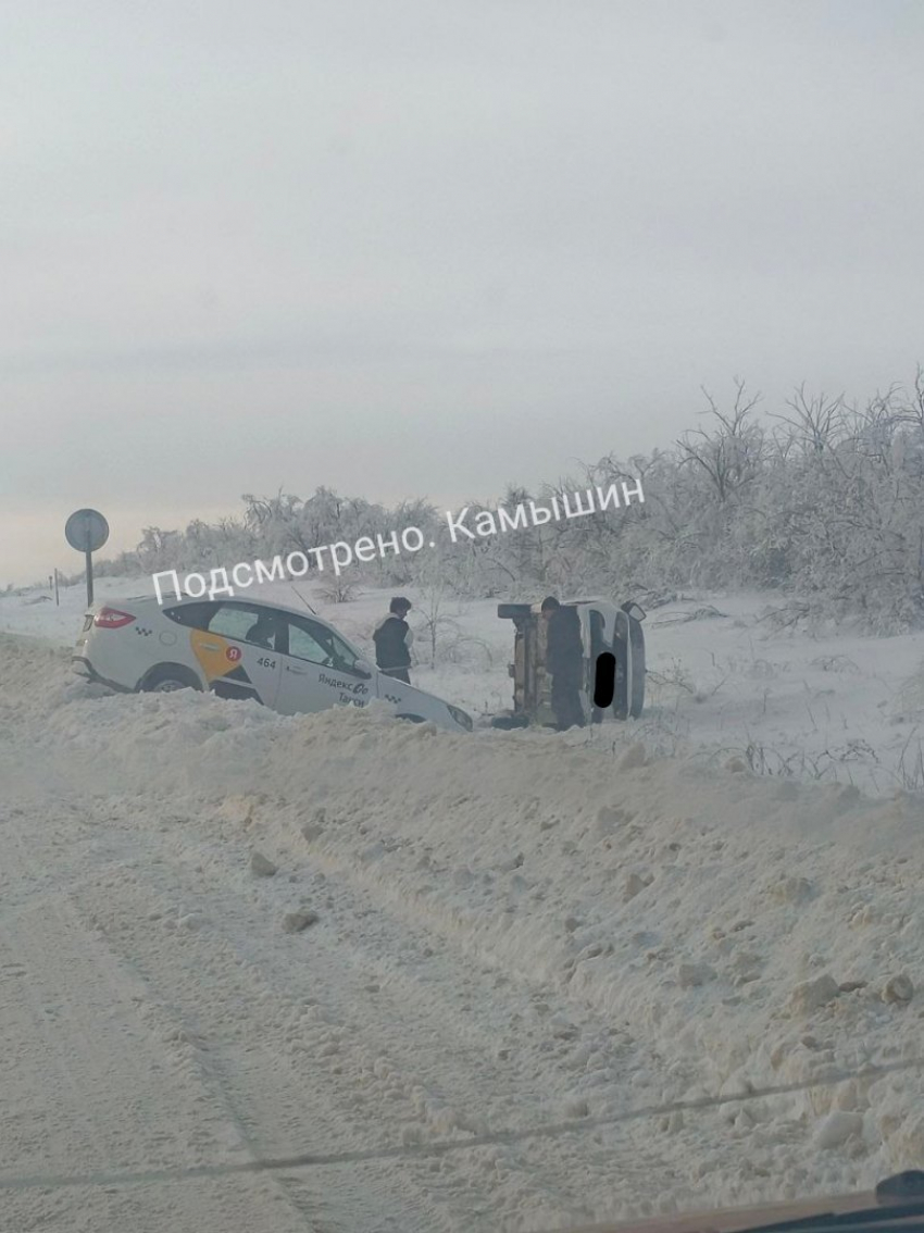 В Камышинском районе в опрокинувшейся на бок в снегу легковушке, к счастью, по предварительным данным полиции, пострадавших нет