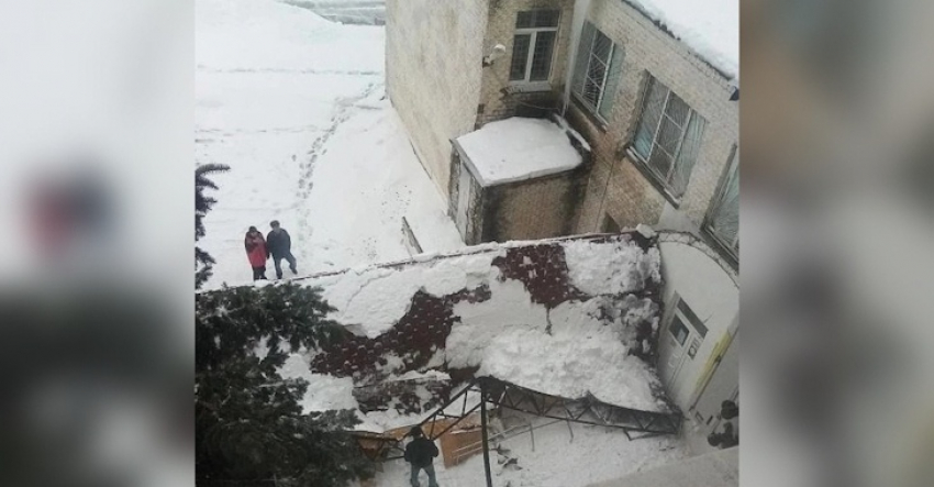 В райцентре Волгоградской области под тяжестью снега провалилась крыша над крыльцом больницы